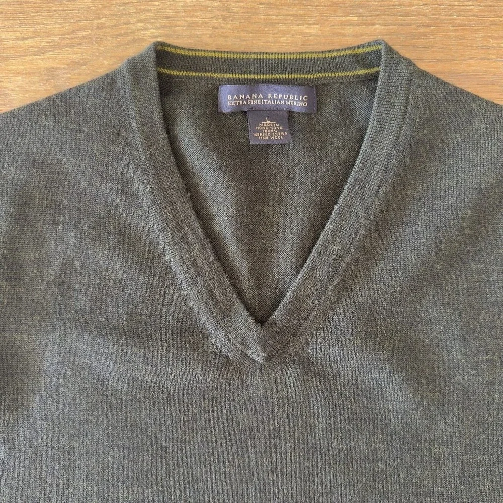 Banana Republic Mens L Extra Fine Italian Merino Wool V-Neck Sweater Gray Green